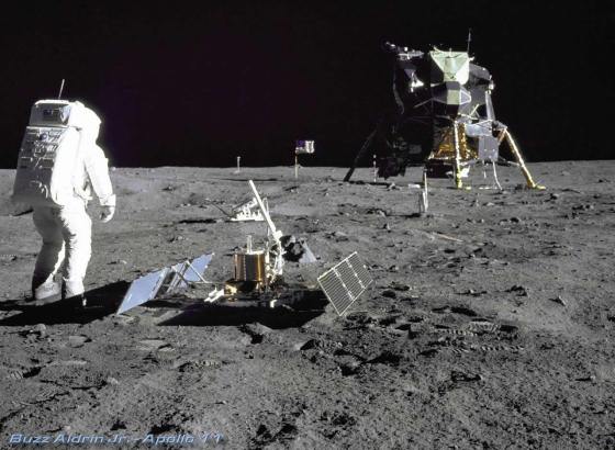 Нил Армстронг сфотографировал серию научных экспериментов Аполлона