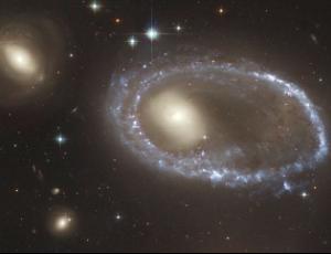 Кольцеобразная галактика AM 0644-741: вид в телескоп Хаббла