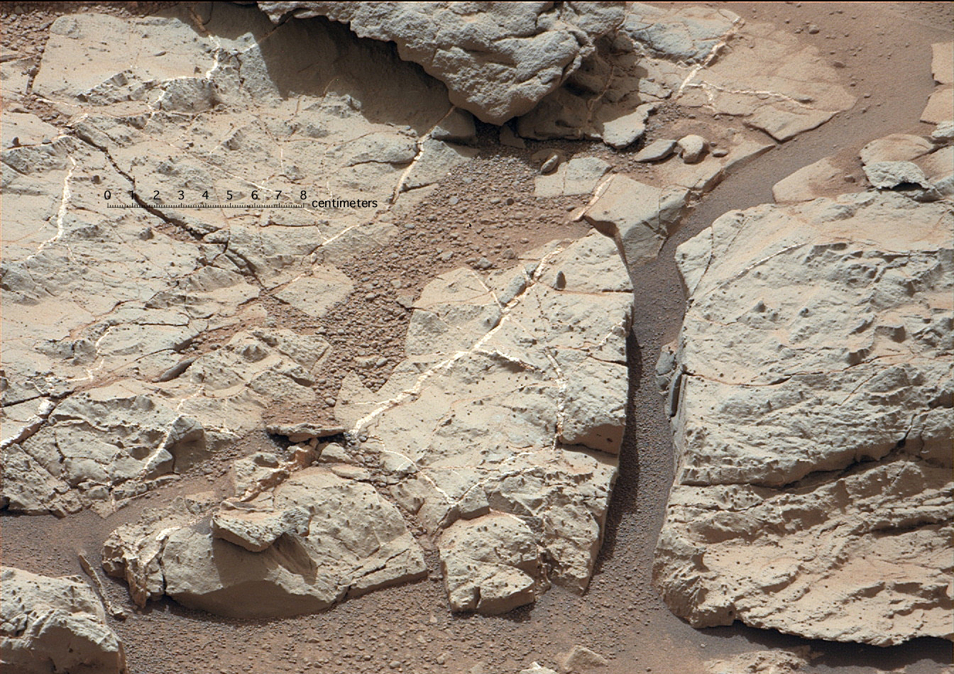Трещины в результате. Трещина в скале. Трещины в горных породах. Трещина на поверхности Марса. Микротрещины в породе.