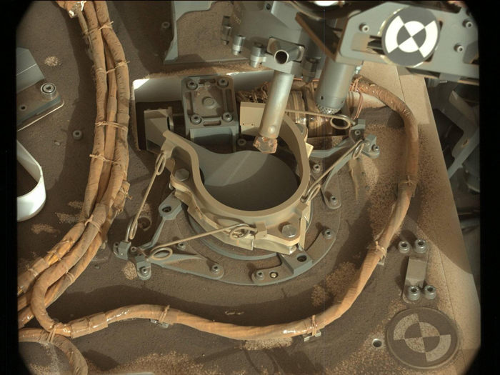 Крышка над приемником образцов марсохода Curiosity