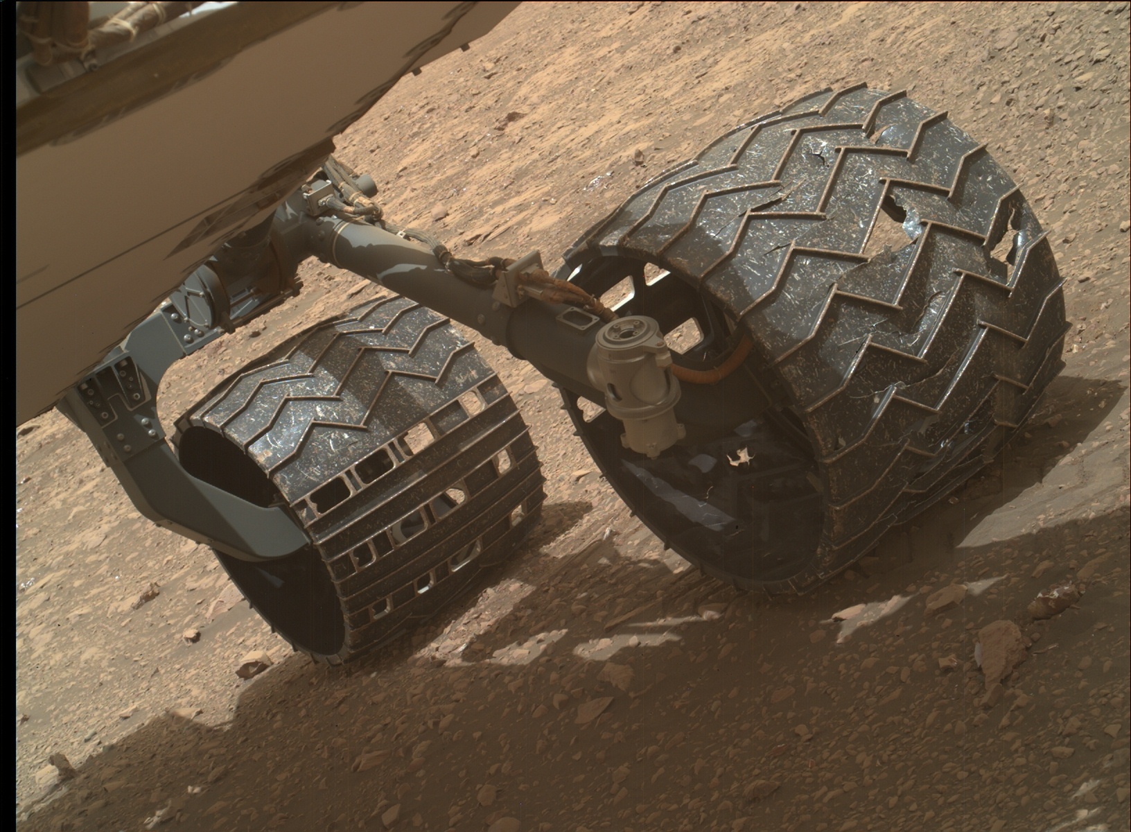 Сол 2032-2033: Камни Vs Алюминиевые колеса Curiosity