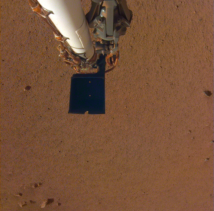Роботизированная рука над почвой Марса