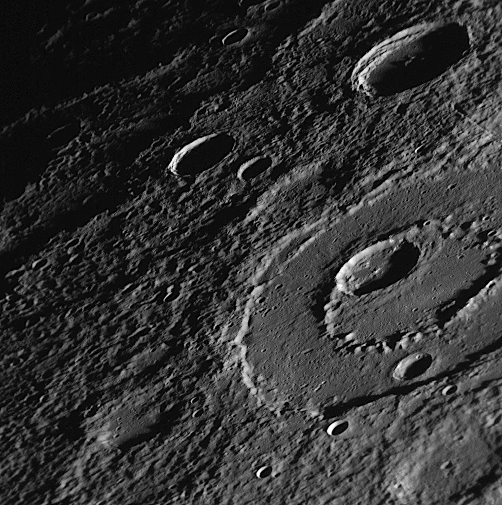 Кратеры меркурия. Меркурий Планета кратеры. Меркурий кратеры поверхность планеты. Меркурий первый снимок. Меркурий снимки поверхности.