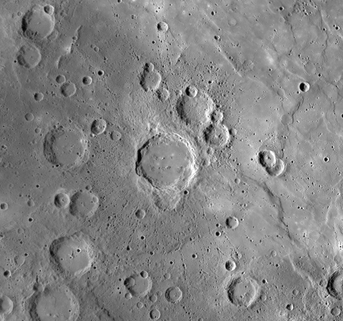 Кратер на луне в честь. Меркурий кратеры поверхность планеты. Кратер гомер Меркурий. Кратер Меркурия Чехов. Кратер Чехова на Меркурии.